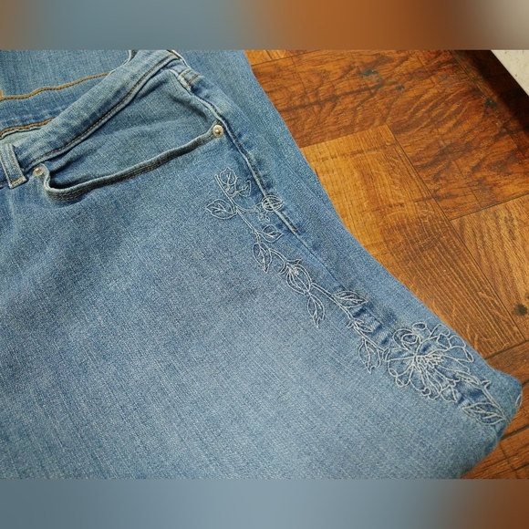 Levi's Classic Boot Cut Embroidered Floral Blue Jeans Women's Size 16 - Picture 4 of 6